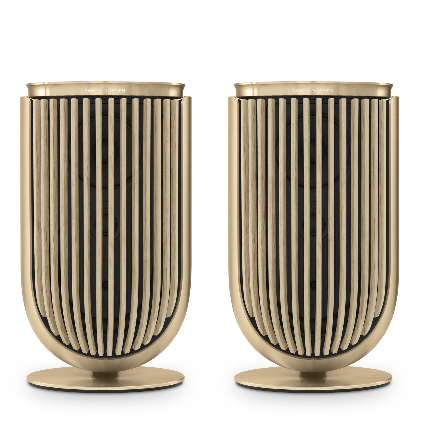 Bang & Olufsen BeoLab 8 in Gold Tone mit Holzcover in light Oak auf Tischstandfuß gezeigt als Paar