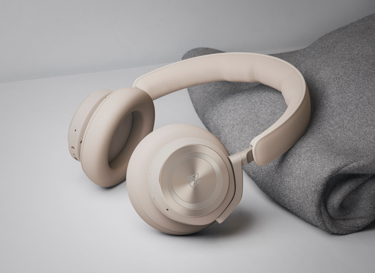 BeoPlay HX in der Farbe "Sand"