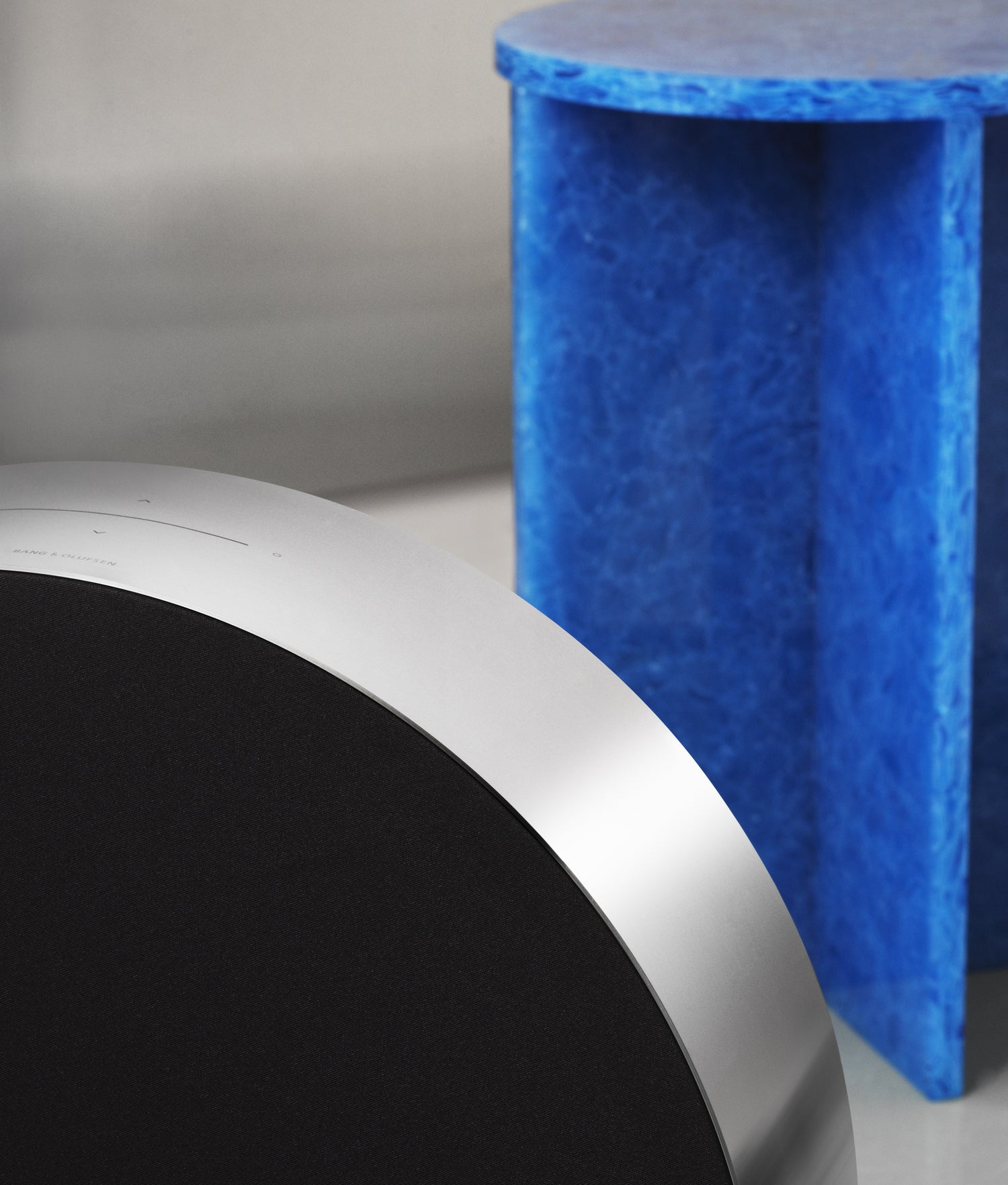 Bang & Olufsen BeoSound Edge in silber