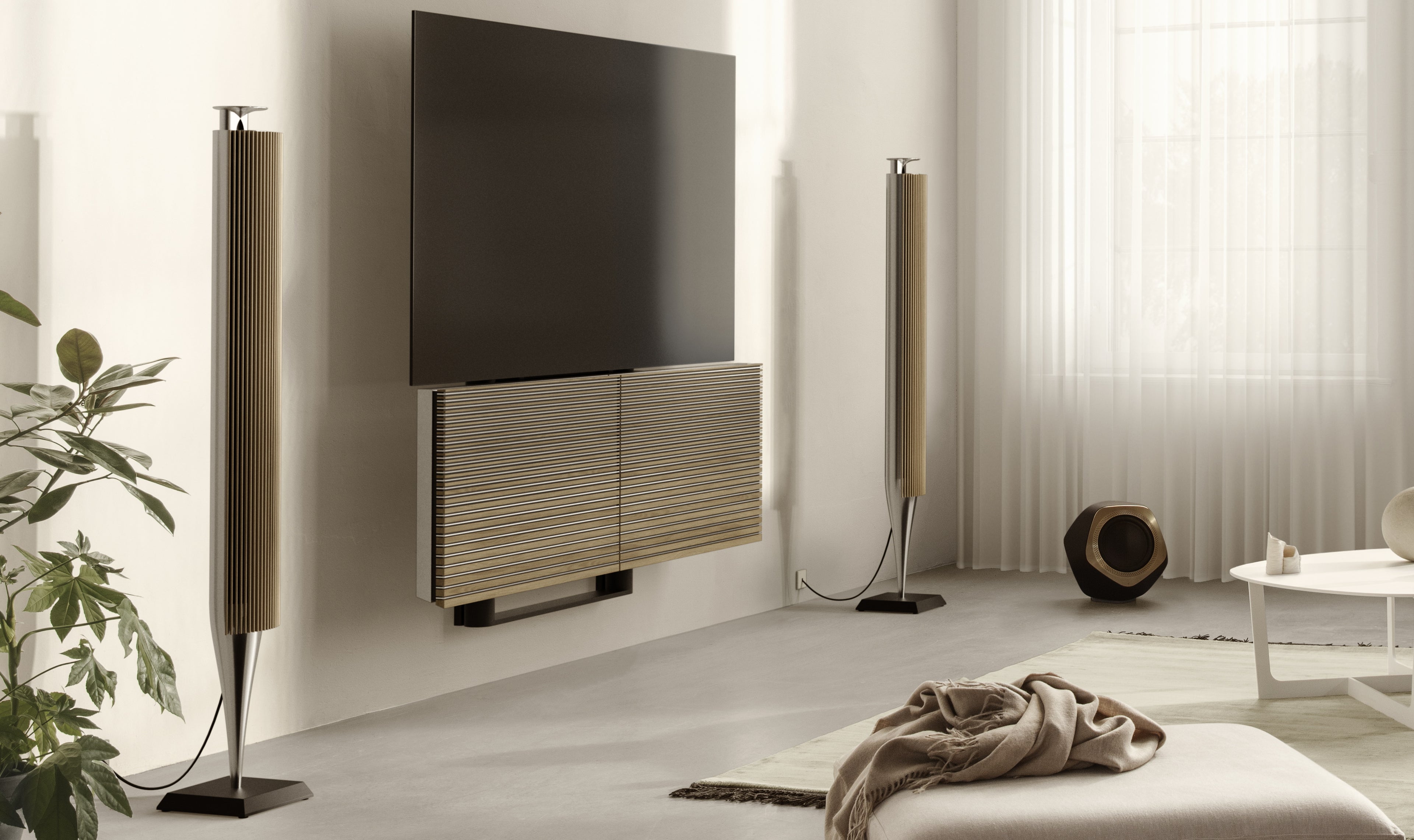 BeoVision Harmony mit BeoLab 18 und BeoLab 19 Subwoofer