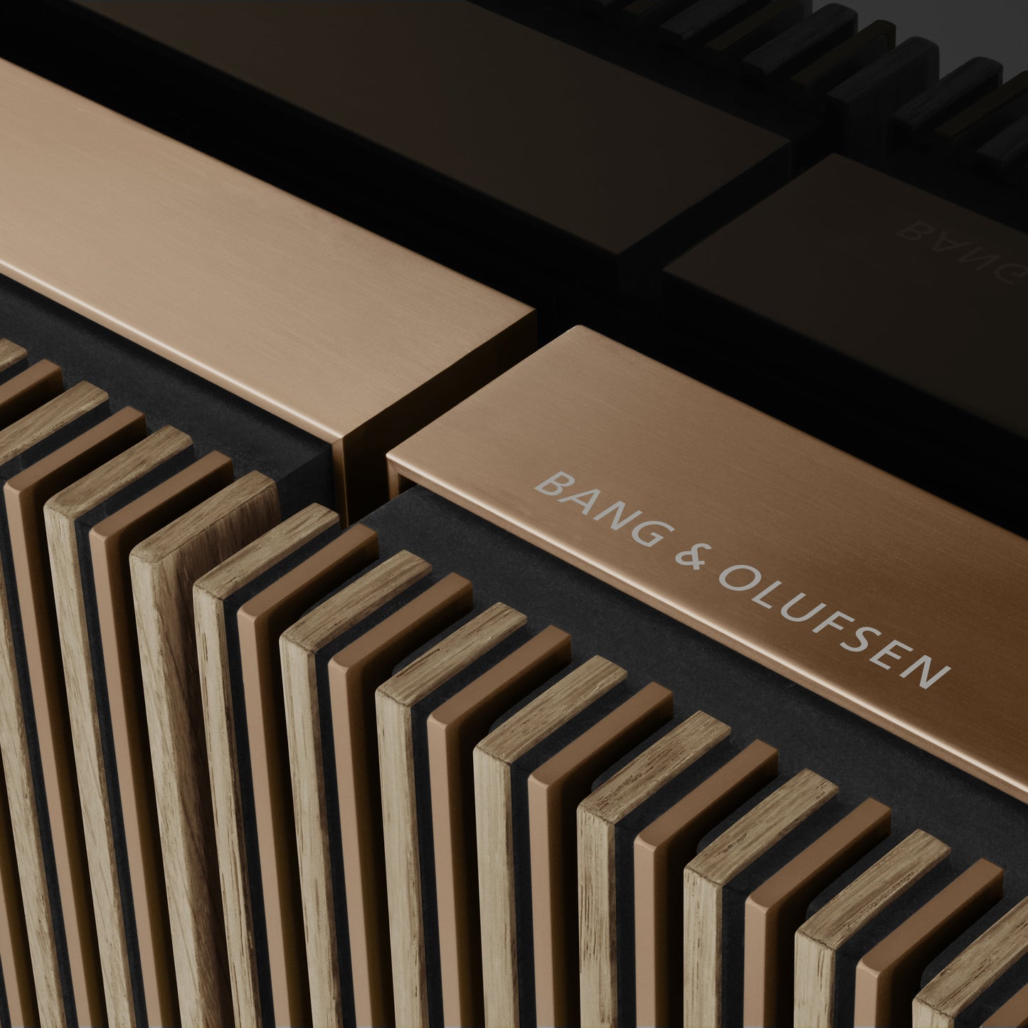 Soundcenter des BeoViSion Harmoyn in Bronze Tone