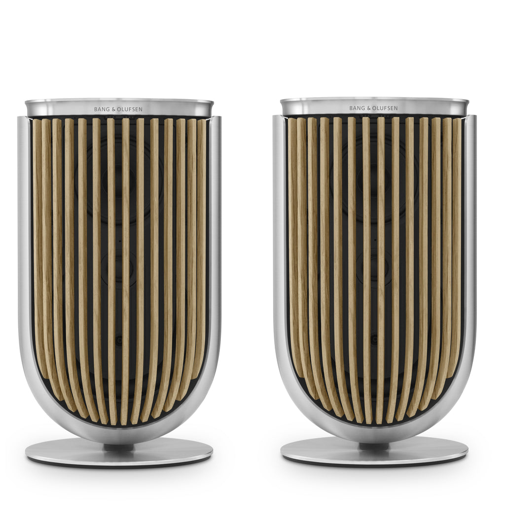 Bang & Olufsen BeoLab 8 in silber auf Tischstandfuß mit Eichholzcover - gezeigt als Paar