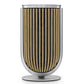 Bang & Olufsen BeoLab 8 in silber auf Tischstandfuß mit Eichholzcover - frontale Bildaufnahme