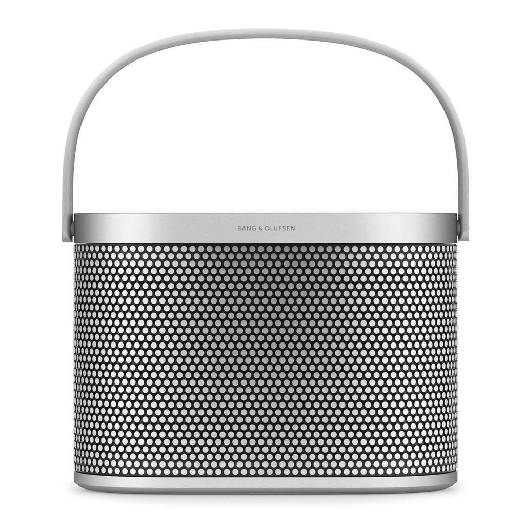 Frontansicht des Bang & Olufsen Beosound A5 Spaced Aluminium – tragbarer WLAN-Lautsprecher mit aufrecht stehendem Aluminium-Tragegriff und präziser Perforierung vor weißem Hintergrund.