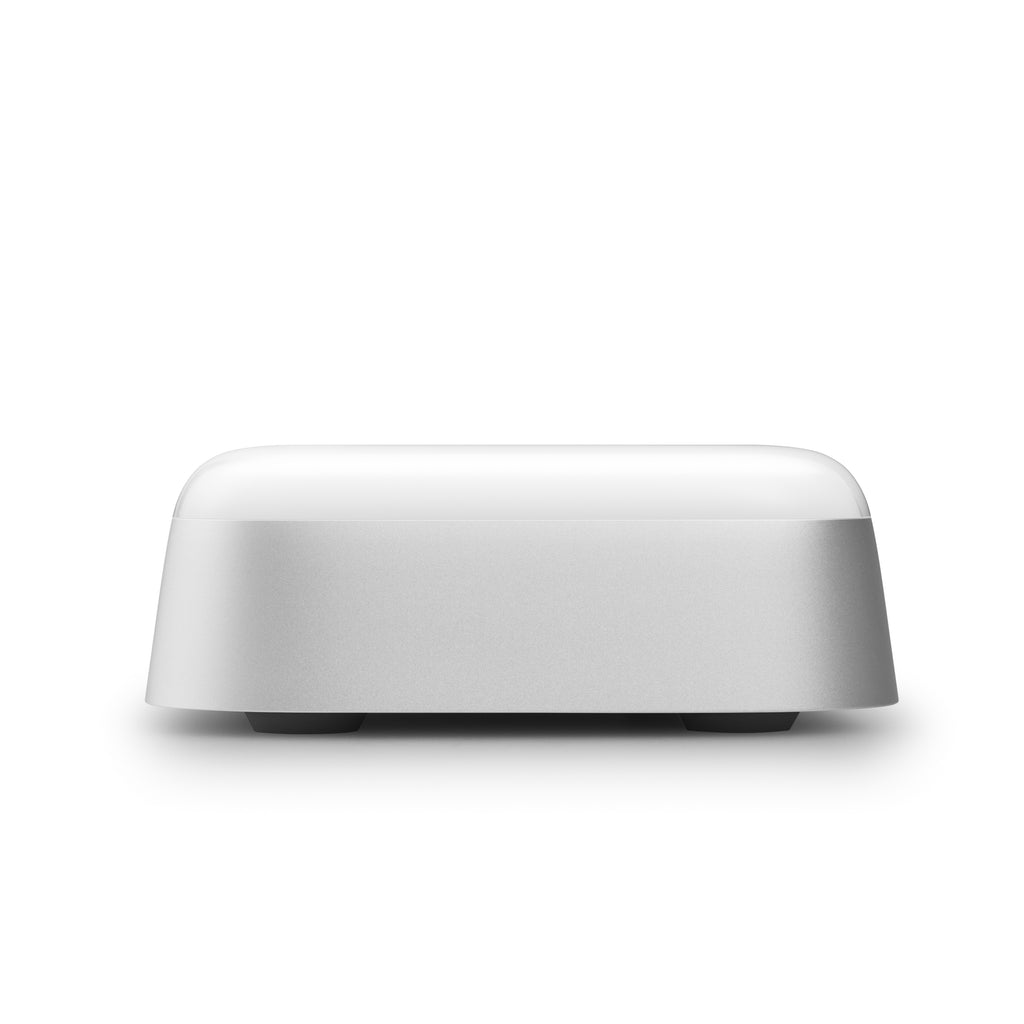 Frontalansicht des Bang & Olufsen Beoconnect Core; zeigt das minimalistische Gehäuse aus silbernem Aluminium und die weiße Oberseite vor neutralem Hintergrund.