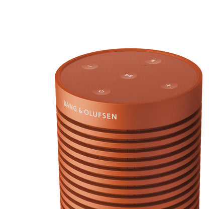 Bang & Olufsen Beosound Explore Bonfire Orange von schräg oben mit Sicht auf das Bedienfeld