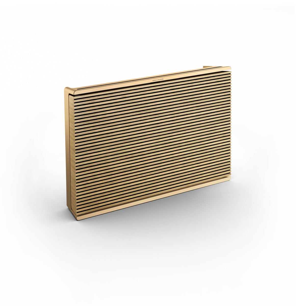 Isometrische Studio-Ansicht des Beosound Level in Gold Tone/Light Oak, aufrecht stehend. Zeigt die detaillierte Holzfront und das dezente Branding oben am Gold Tone Aluminiumrahmen.