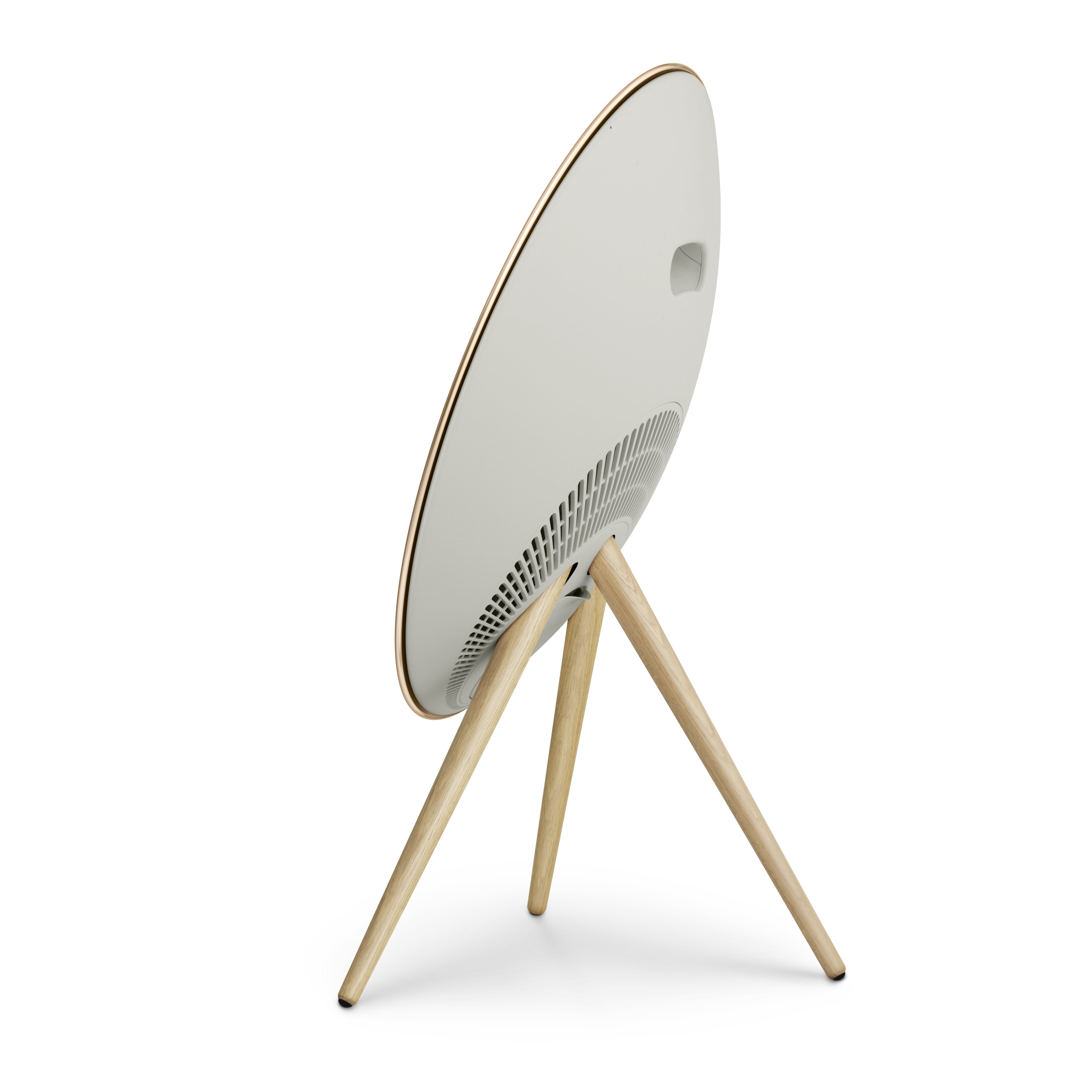 Dreiviertel-Ansicht der Rückseite einer Bang & Olufsen Beosound A9 in Gold Tone. Das Bild betont das fließende, weiße Gehäuse-Design, den integrierten Tragegriff und die ästhetisch gestalteten Belüftungsöffnungen. Die Beine aus heller Eiche vervollständigen den hochwertigen Möbel-Look.
