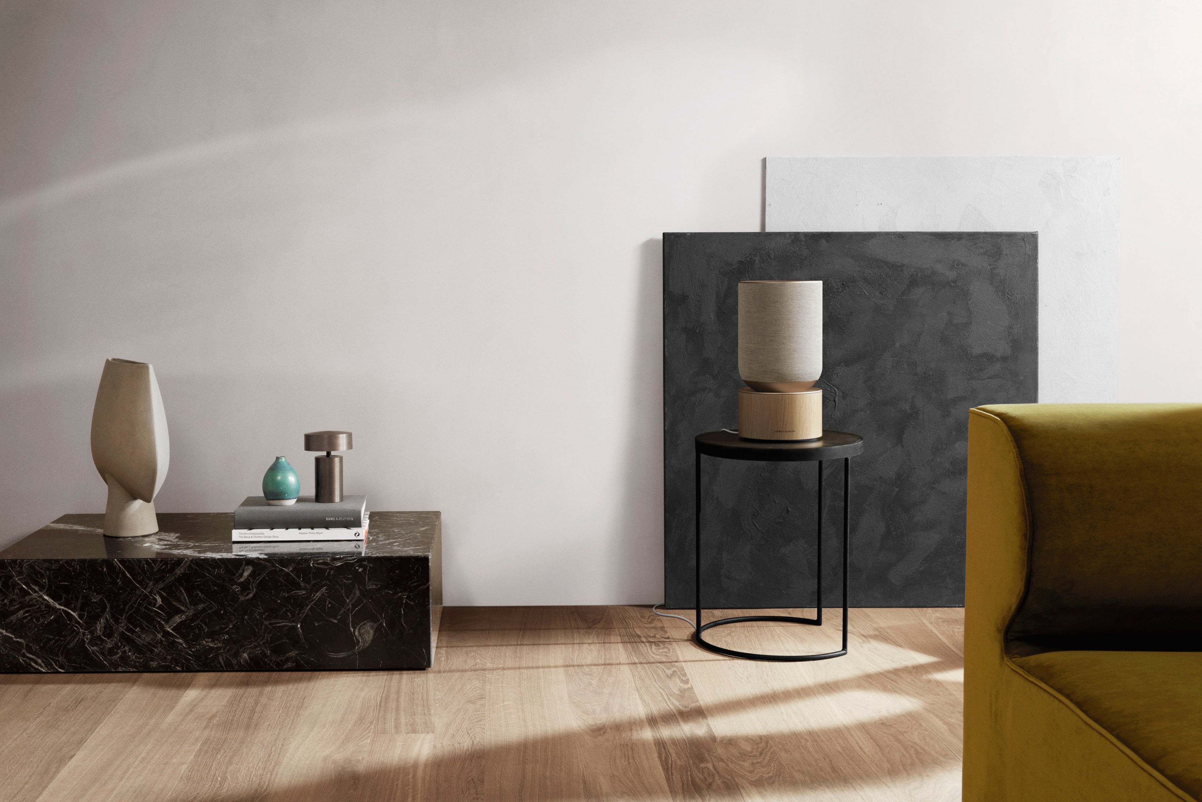 BeoSound Balacne in natural oak auf einem Hocker