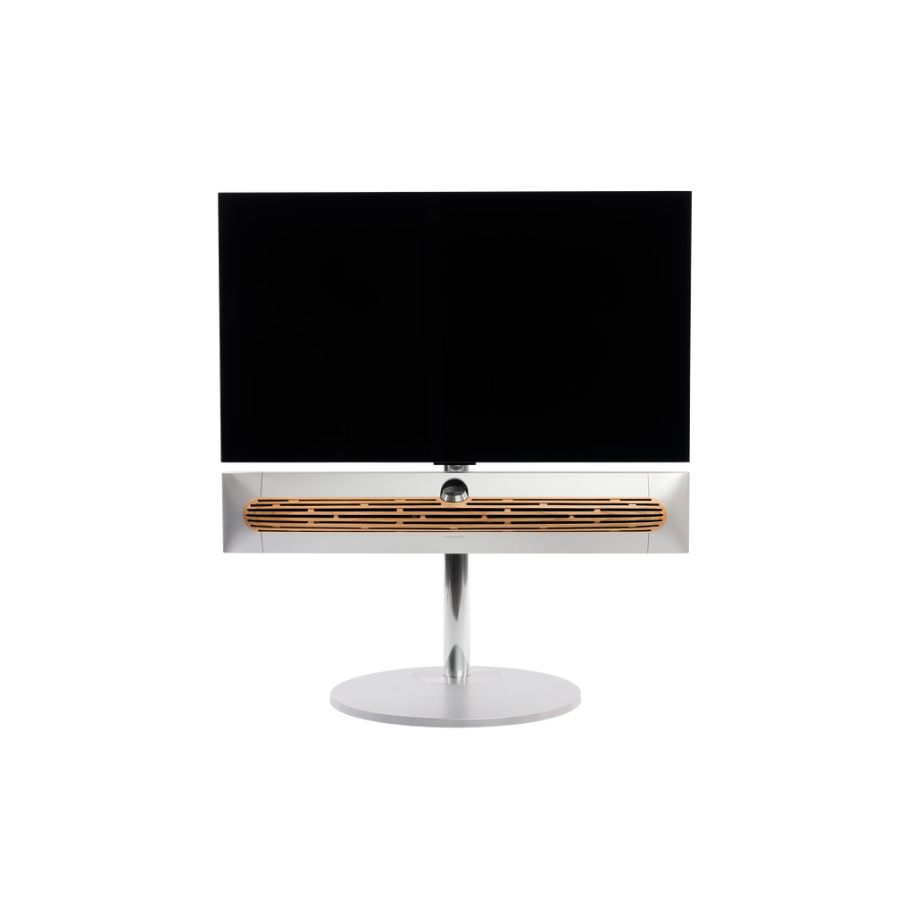 Beosound Premiere in natural aluminium auf STB Bodenstandfuß mit Eichenholzcover , mit 42 Zoll LG OLED Panel - Frontale Ansicht