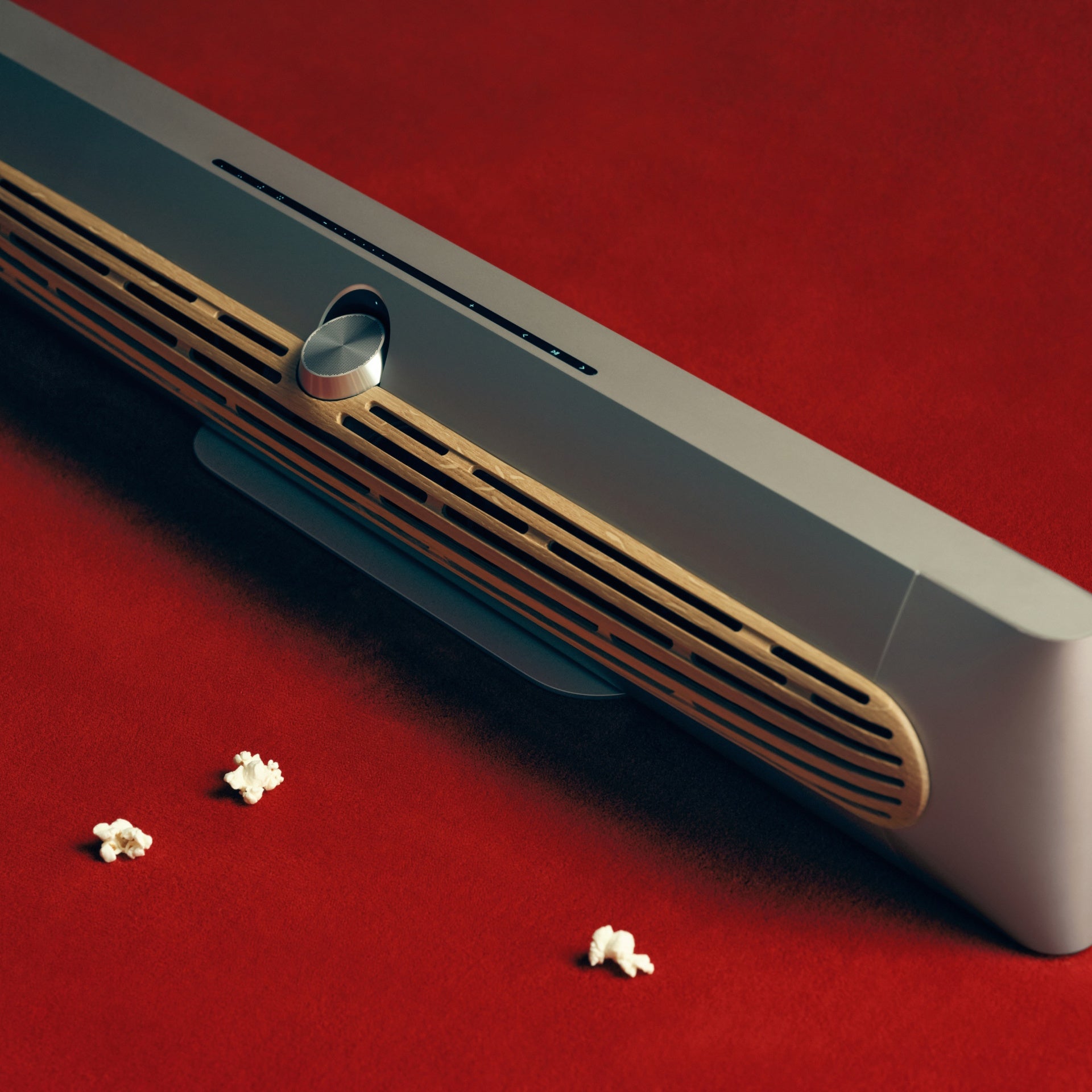 Beosound Premiere Soundbar mit Cover aus Eichenholz