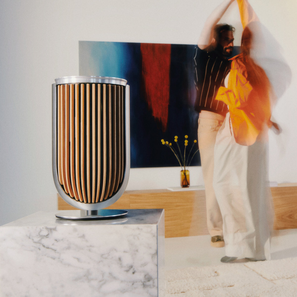 Beolab 8 auf einem Podest mit einem tanzenden paar im Hintergrund