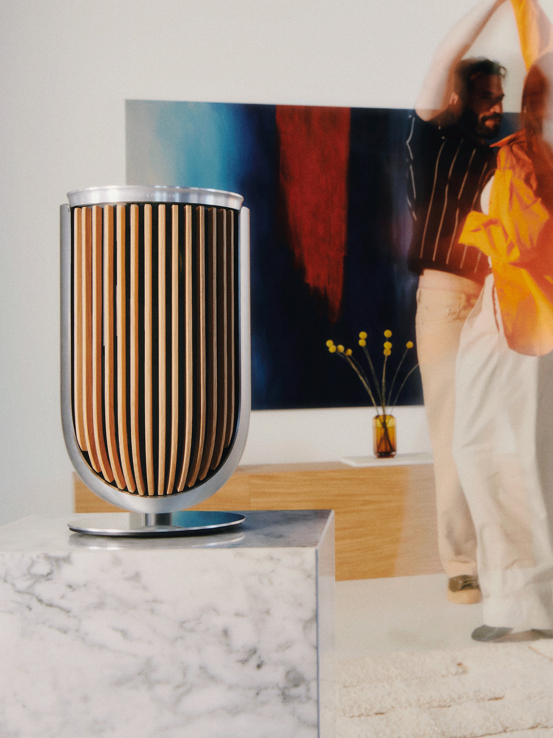 Beolab 8 auf einem Podest mit einem tanzenden paar im Hintergrund
