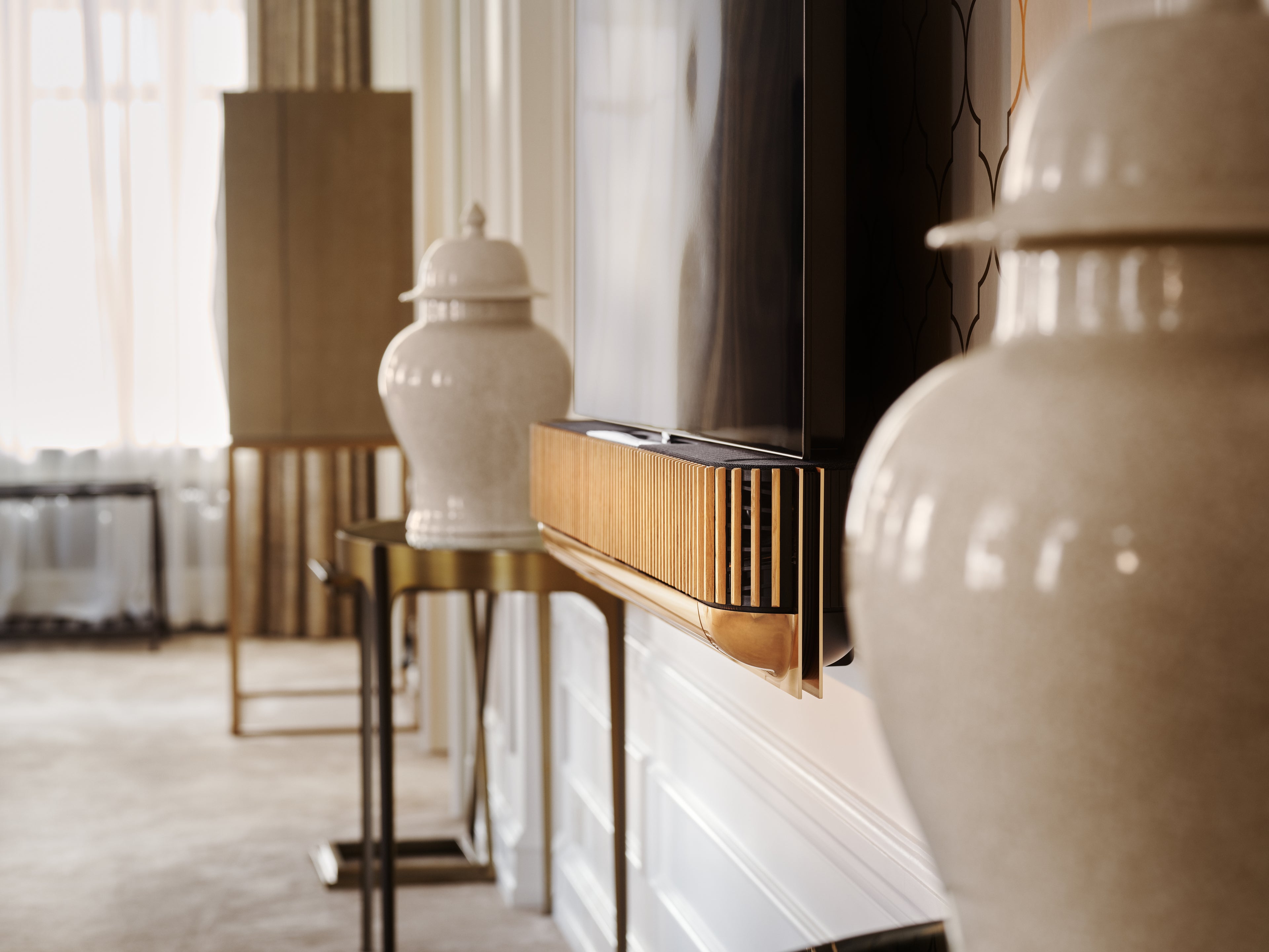 Beovision Theatre in gold Tone an Wandhalterung von der Seite