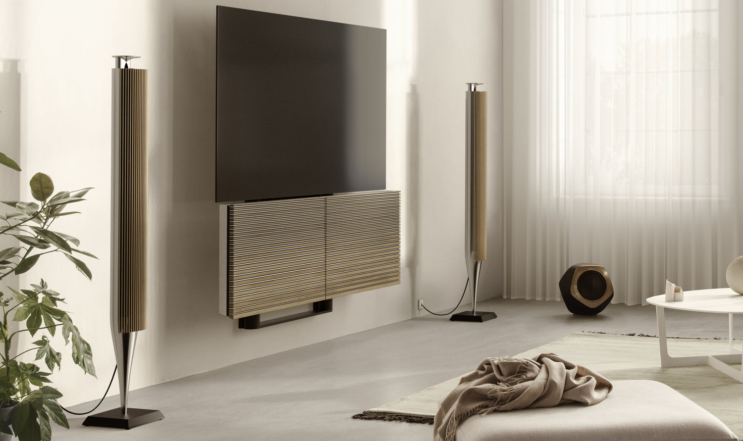 BeoVision Harmony mit BeoLab 18 und BeoLab 19 Subwoofer