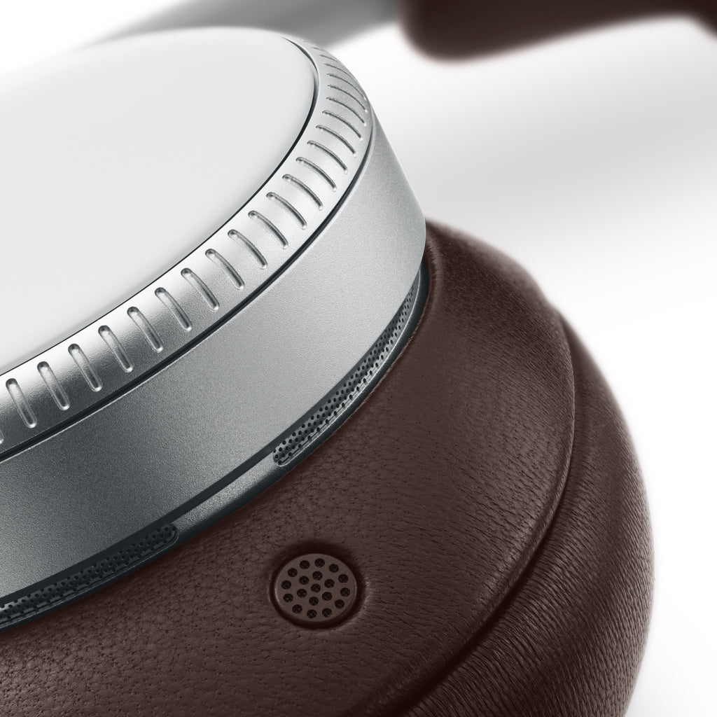 Bang & Olufsen, B&O Beoplay H100 - Premium Over Ear Kopfhörer mit ANC - Centennial Collection in Century Brown - Detailaufnahme der Ohrmuschel