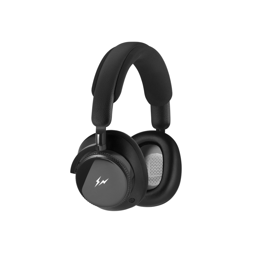 Dreiviertel-Schrägansicht des freigestellten Bang & Olufsen Beoplay H100 fragment edition Kopfhörers. Der monochrome All-Black Over-Ear-Kopfhörer mit High-Res-Audio, Studio-Klangqualität und intelligentem ANC ist das perfekte Sammlerstück für audiophile Streetwear-Enthusiasten.
