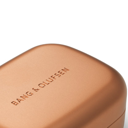 Bang & Olufsen, B&O Beoplay Eleven in-ear Kopfhörer mit verbesserter ANC und Multipoint - Copper Tone Ladecase Detailaufnahme B&O Logo