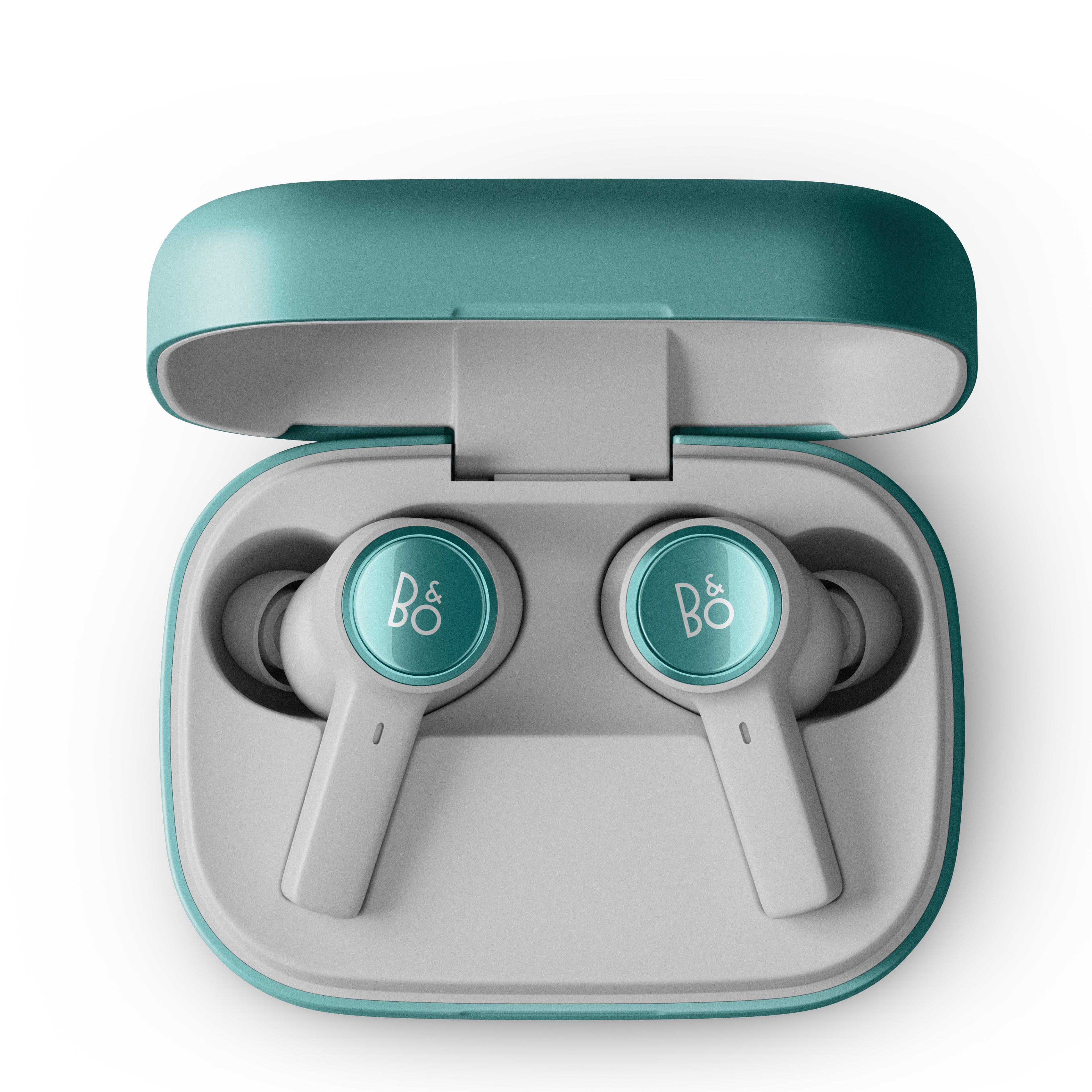 geöffnete Ladeschale des Beoplay Eleven In-Ear Kopfhörers von Bang & Olufsen in Eucalyptus Green mit den beiden Earbuds darin
