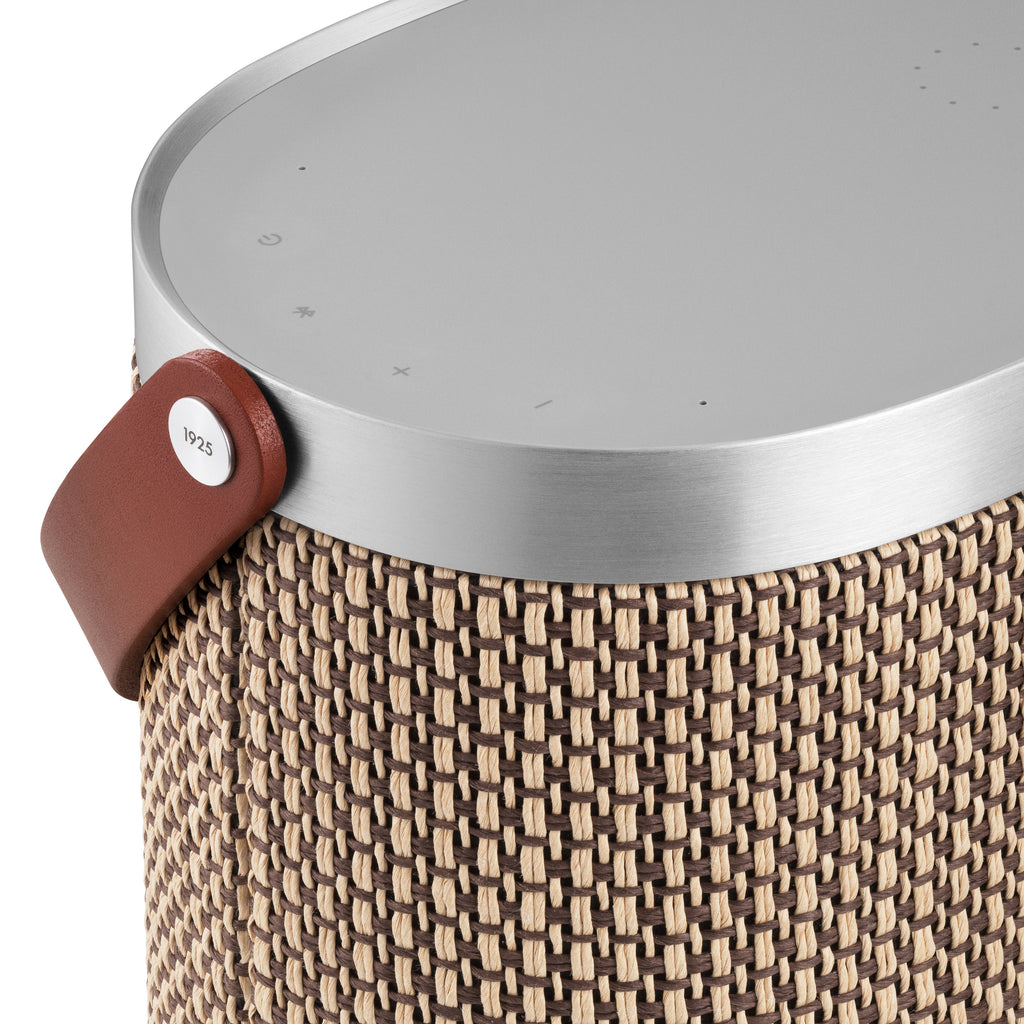 Bang & Olufsen, B&O Beosound A5 - tragbarer Multiroom Lautsprecher aus der Centennial Collection in Century Weave - Ansicht auf das 1925 Logo