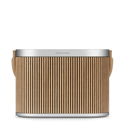 Bang & Olufsen, B&O BeoSound A5 Eichenholz von vorn mit Griff nach hinten