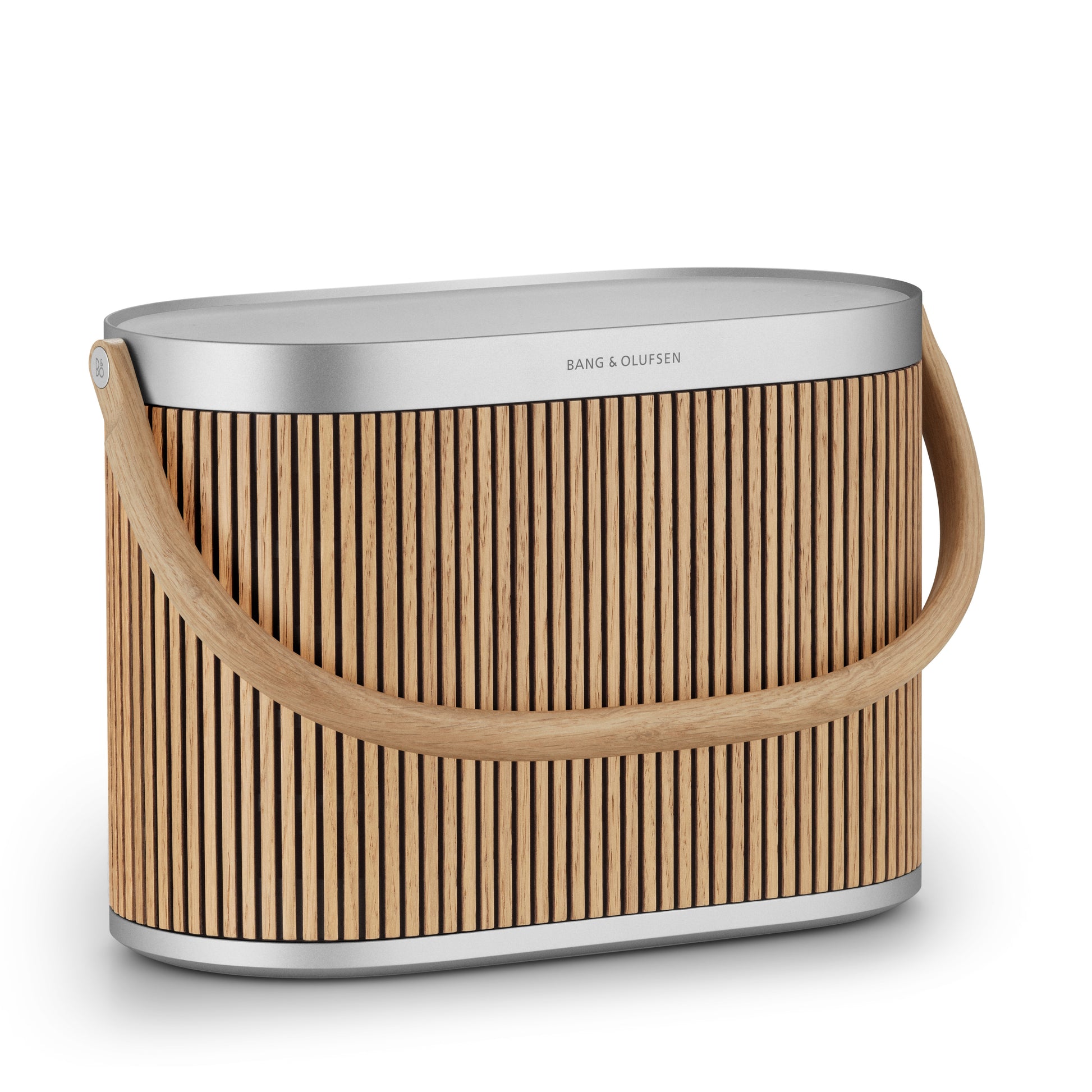 Bang & Olufsen, B&O BeoSound A5 Eichenholz schräg von vorn mit Griff aus Holz