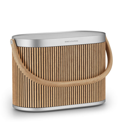 Bang & Olufsen, B&O BeoSound A5 Eichenholz schräg von vorn mit Griff aus Holz