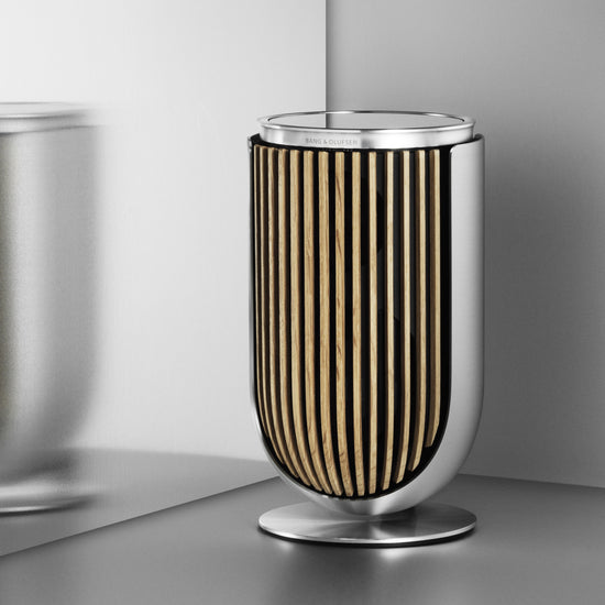 BeoLab 8 mit Cover aus Eichenholz vor einem Spiegel