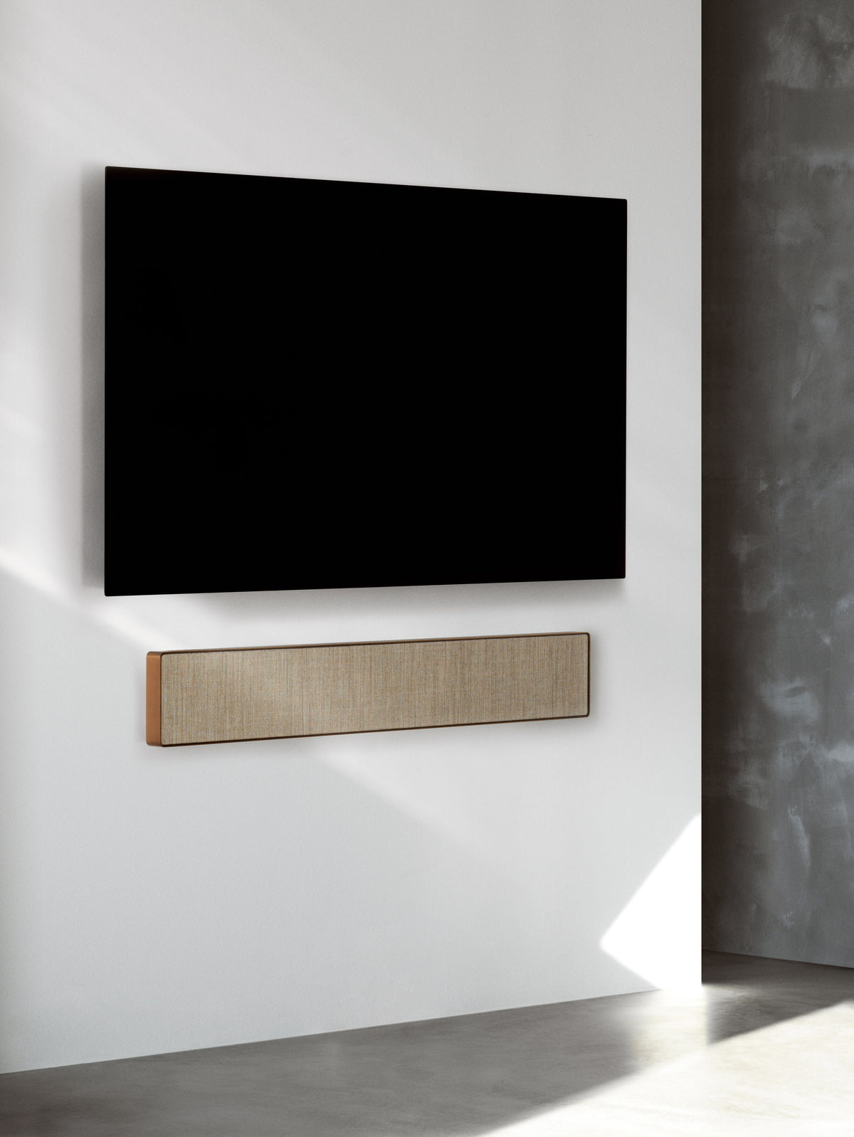 BeoSound Stage ist multifunktional. Sie dient als Soundbar für Ihren TV oder als eigenständiges Musiksystem
