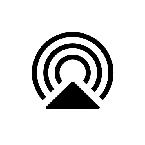 Minimalistisches Streaming-Icon (AirPlay-Symbol) in Schwarz auf weißem Hintergrund. Das grafische Symbol aus einem Dreieck und drei Funkwellen kennzeichnet die kabellose Audioübertragung via AirPlay 2 und andere Streaming-Dienste bei Bang & Olufsen Audiosystemen.