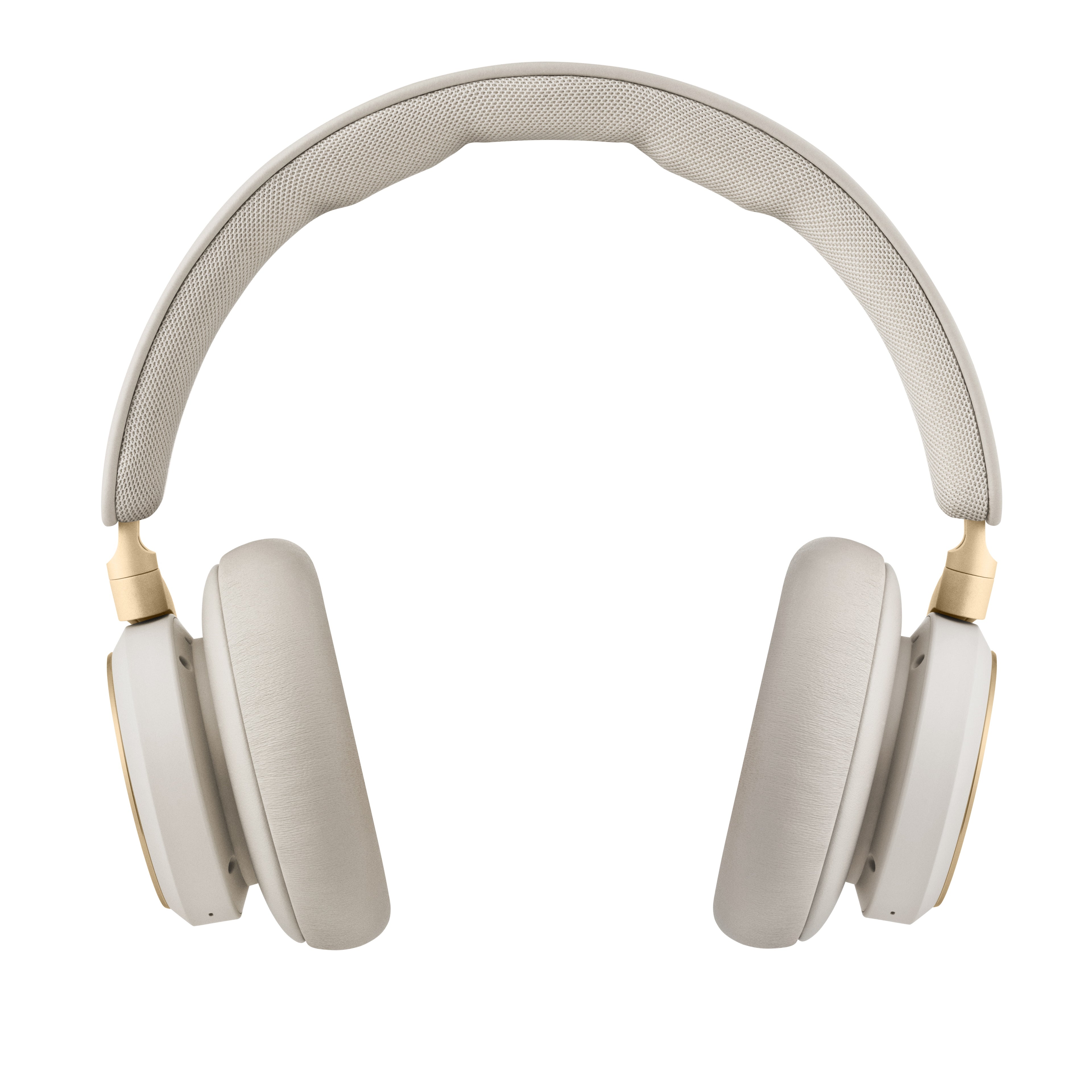 Frontale Studio-Ansicht des Bang & Olufsen Beoplay HX Over-Ear-Kopfhörers in der Farbe Sand vor weißem Hintergrund. Das Bild zeigt das weiche Lammleder-Polster des Kopfbügels und die voluminösen Ohrpolster, eingefasst von goldenen Aluminium-Elementen.